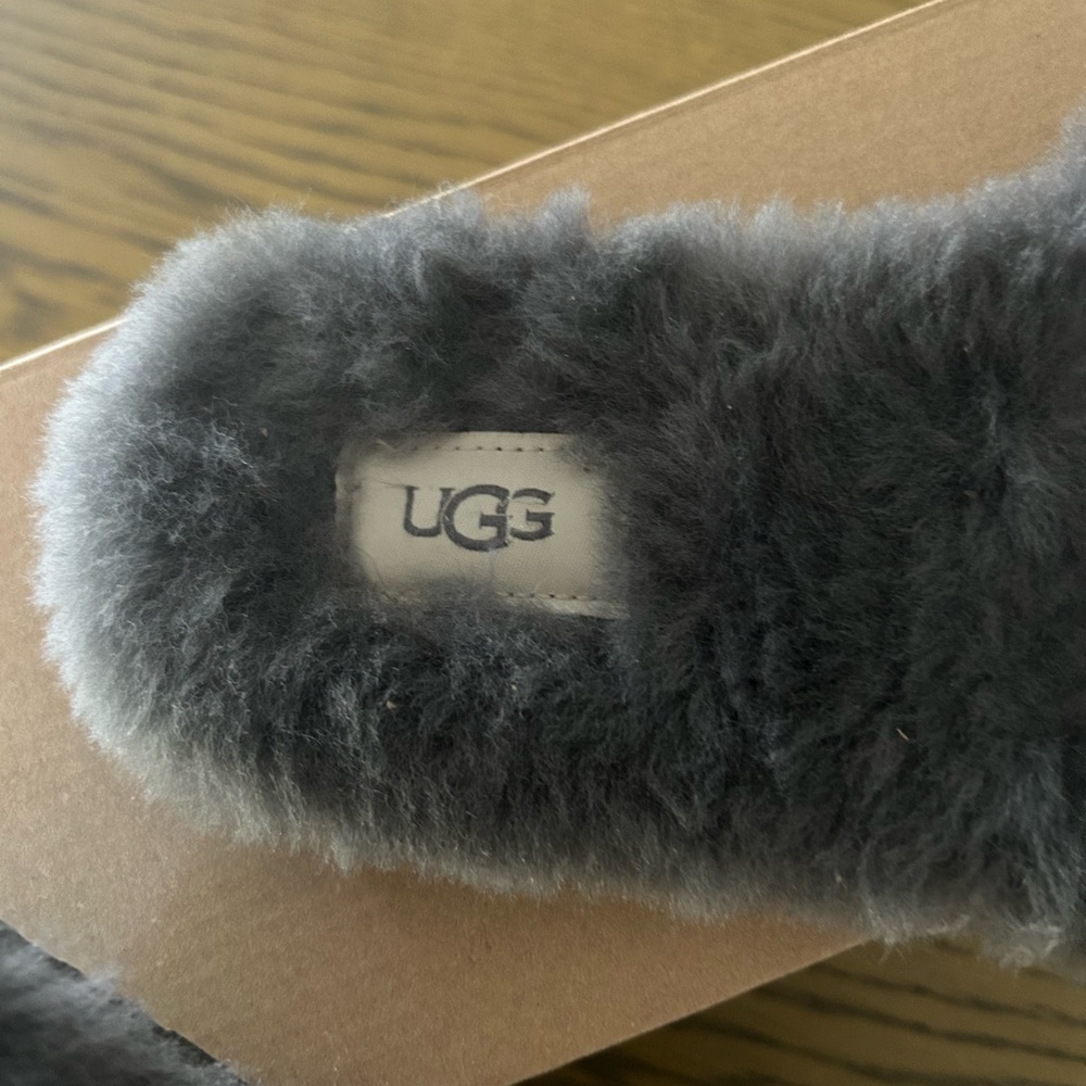 New authentic UGG fluff slippers II. Sz 9 - Picture 2 of 10
